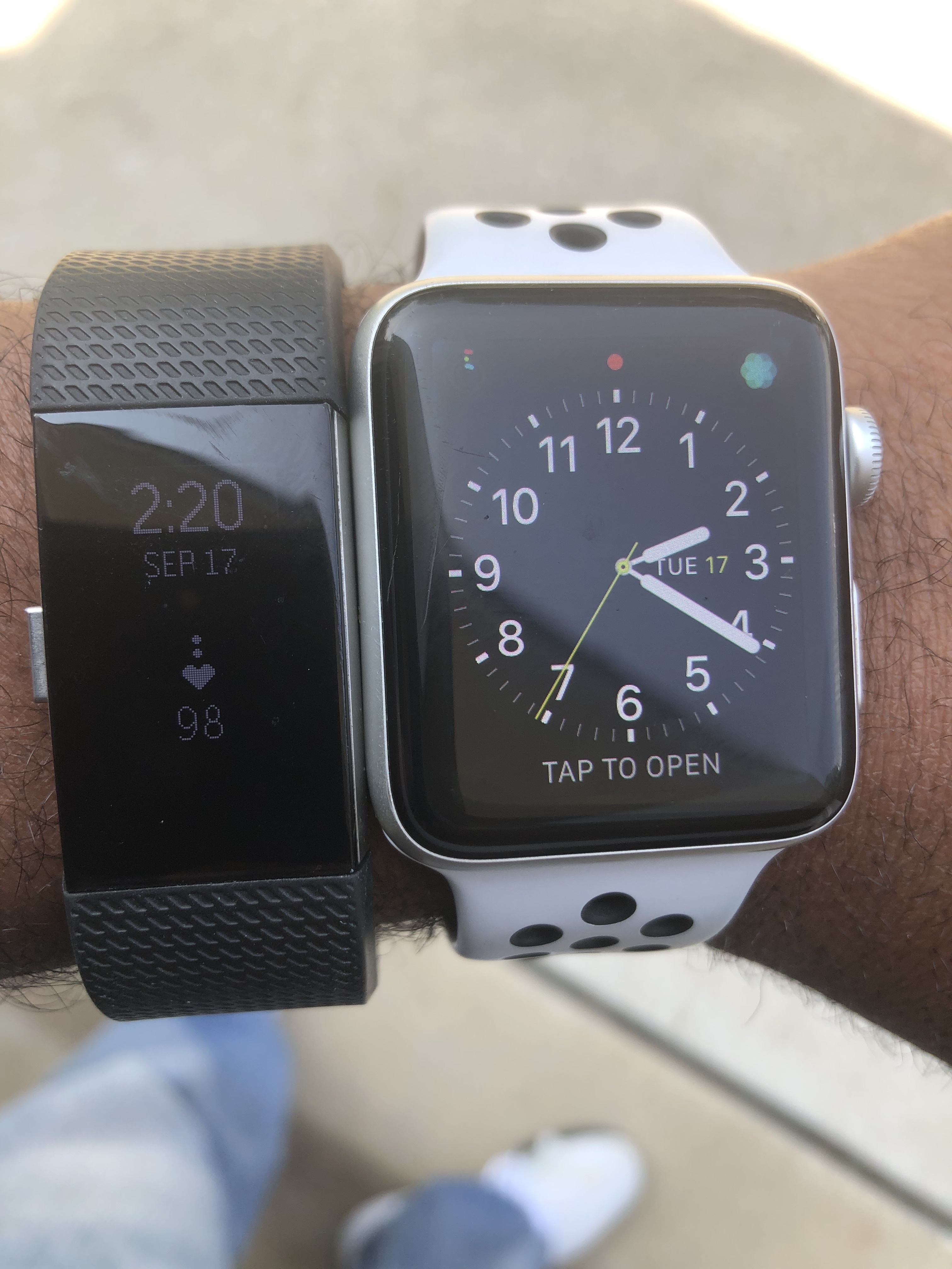 does apple watch have challenges like fitbit